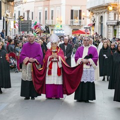 Nel venerdì di Passione gli sguardi  dei fedeli hanno toccato le sacre immagini