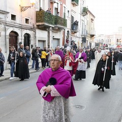 Nel venerdì di Passione gli sguardi  dei fedeli hanno toccato le sacre immagini