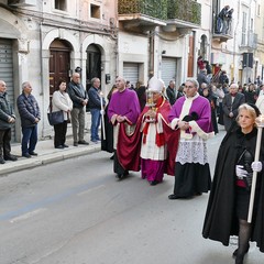 Nel venerdì di Passione gli sguardi  dei fedeli hanno toccato le sacre immagini