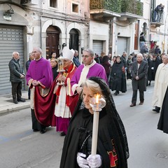 Nel venerdì di Passione gli sguardi  dei fedeli hanno toccato le sacre immagini