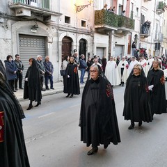 Nel venerdì di Passione gli sguardi  dei fedeli hanno toccato le sacre immagini