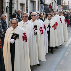 Nel venerdì di Passione gli sguardi  dei fedeli hanno toccato le sacre immagini