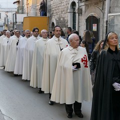 Nel venerdì di Passione gli sguardi  dei fedeli hanno toccato le sacre immagini