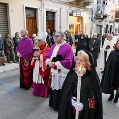 Nel venerdì di Passione gli sguardi  dei fedeli hanno toccato le sacre immagini