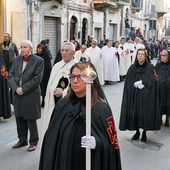 Nel venerdì di Passione gli sguardi  dei fedeli hanno toccato le sacre immagini