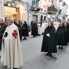 Nel venerdì di Passione gli sguardi  dei fedeli hanno toccato le sacre immagini