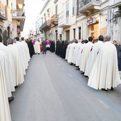 Nel venerdì di Passione gli sguardi  dei fedeli hanno toccato le sacre immagini