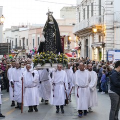 Nel venerdì di Passione gli sguardi  dei fedeli hanno toccato le sacre immagini