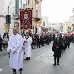 Nel venerdì di Passione gli sguardi  dei fedeli hanno toccato le sacre immagini