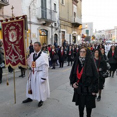 Nel venerdì di Passione gli sguardi  dei fedeli hanno toccato le sacre immagini