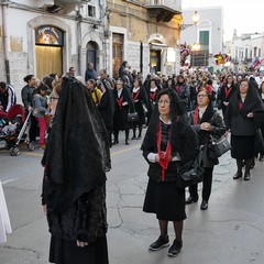 Nel venerdì di Passione gli sguardi  dei fedeli hanno toccato le sacre immagini