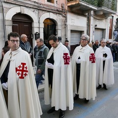 Nel venerdì di Passione gli sguardi  dei fedeli hanno toccato le sacre immagini