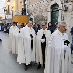 Nel venerdì di Passione gli sguardi  dei fedeli hanno toccato le sacre immagini