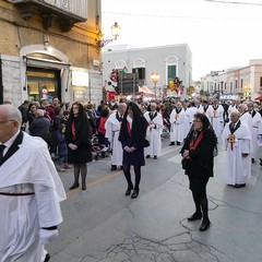 Nel venerdì di Passione gli sguardi  dei fedeli hanno toccato le sacre immagini