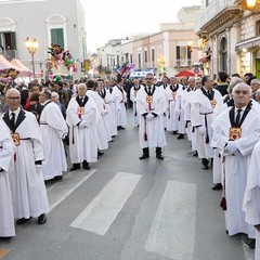 Nel venerdì di Passione gli sguardi  dei fedeli hanno toccato le sacre immagini