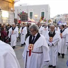 Nel venerdì di Passione gli sguardi  dei fedeli hanno toccato le sacre immagini