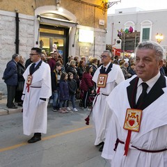 Nel venerdì di Passione gli sguardi  dei fedeli hanno toccato le sacre immagini