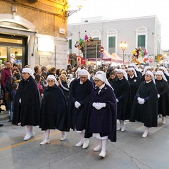 Nel venerdì di Passione gli sguardi  dei fedeli hanno toccato le sacre immagini