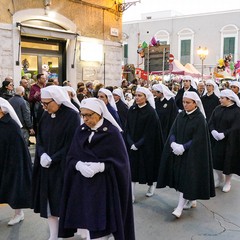 Nel venerdì di Passione gli sguardi  dei fedeli hanno toccato le sacre immagini