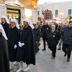 Nel venerdì di Passione gli sguardi  dei fedeli hanno toccato le sacre immagini