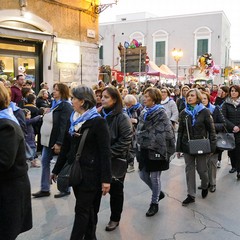 Nel venerdì di Passione gli sguardi  dei fedeli hanno toccato le sacre immagini