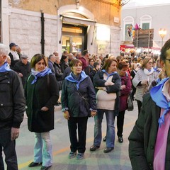 Nel venerdì di Passione gli sguardi  dei fedeli hanno toccato le sacre immagini