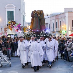 Nel venerdì di Passione gli sguardi  dei fedeli hanno toccato le sacre immagini