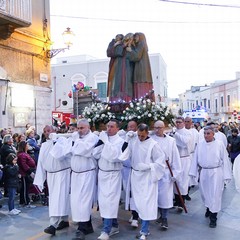 Nel venerdì di Passione gli sguardi  dei fedeli hanno toccato le sacre immagini