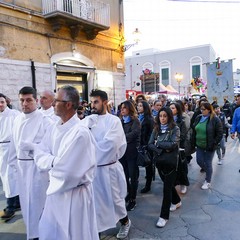 Nel venerdì di Passione gli sguardi  dei fedeli hanno toccato le sacre immagini