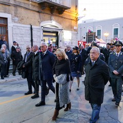 Nel venerdì di Passione gli sguardi  dei fedeli hanno toccato le sacre immagini