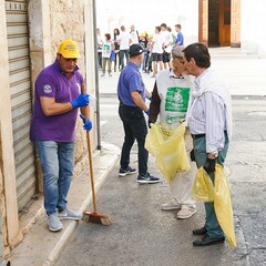 Un’azione di pulizia dell’Associazione 3 Place di Andria  insieme ai volontari della Parrocchia Gesù Crocifisso