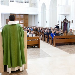 Don Geremia Acri consegna il “Grembiule del Servizio”