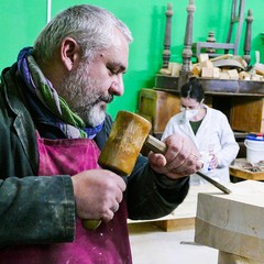 L’intagliatore Marzano ha ridato lustro all’antico sarcofago del Cristo deposto