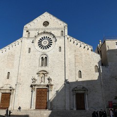 Ieri pomeriggio, 16 marzo si è svolta a Bari nella Basilica di San Nicola il tradizionale Sacro rito della Via Crucis dei Cavalieri e Dame del Santo Sepolcro di Gerusalemme.  La Via Crucis è stata presieduta da S.E. Rev.ma Grand’Uff. Mons. Giuseppe Satriano Arcivescovo Metropolita di Bari-Bitonto e Gran Priore di Luogotenenza insieme a Don Carmine Ladogana, Cerimoniere Ecclesiastico e  Canonico Onorario della Basilica del Santo Sepolcro, alla presenza di S.E. Cav. di Gr. Cr. Prof. Notaio Ferdinando Parente Luogotenente per l’Italia Meridionale Adriatica dell’Ordine Equestre del Santo Sepolcro