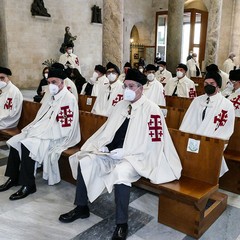 Ieri pomeriggio, 16 marzo si è svolta a Bari nella Basilica di San Nicola il tradizionale Sacro rito della Via Crucis dei Cavalieri e Dame del Santo Sepolcro di Gerusalemme.  La Via Crucis è stata presieduta da S.E. Rev.ma Grand’Uff. Mons. Giuseppe Satriano Arcivescovo Metropolita di Bari-Bitonto e Gran Priore di Luogotenenza insieme a Don Carmine Ladogana, Cerimoniere Ecclesiastico e  Canonico Onorario della Basilica del Santo Sepolcro, alla presenza di S.E. Cav. di Gr. Cr. Prof. Notaio Ferdinando Parente Luogotenente per l’Italia Meridionale Adriatica dell’Ordine Equestre del Santo Sepolcro