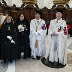 Ieri pomeriggio, 16 marzo si è svolta a Bari nella Basilica di San Nicola il tradizionale Sacro rito della Via Crucis dei Cavalieri e Dame del Santo Sepolcro di Gerusalemme.  La Via Crucis è stata presieduta da S.E. Rev.ma Grand’Uff. Mons. Giuseppe Satriano Arcivescovo Metropolita di Bari-Bitonto e Gran Priore di Luogotenenza insieme a Don Carmine Ladogana, Cerimoniere Ecclesiastico e  Canonico Onorario della Basilica del Santo Sepolcro, alla presenza di S.E. Cav. di Gr. Cr. Prof. Notaio Ferdinando Parente Luogotenente per l’Italia Meridionale Adriatica dell’Ordine Equestre del Santo Sepolcro