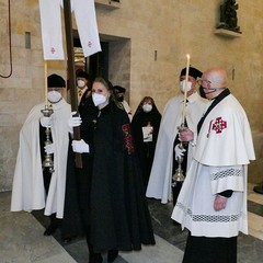 Ieri pomeriggio, 16 marzo si è svolta a Bari nella Basilica di San Nicola il tradizionale Sacro rito della Via Crucis dei Cavalieri e Dame del Santo Sepolcro di Gerusalemme.  La Via Crucis è stata presieduta da S.E. Rev.ma Grand’Uff. Mons. Giuseppe Satriano Arcivescovo Metropolita di Bari-Bitonto e Gran Priore di Luogotenenza insieme a Don Carmine Ladogana, Cerimoniere Ecclesiastico e  Canonico Onorario della Basilica del Santo Sepolcro, alla presenza di S.E. Cav. di Gr. Cr. Prof. Notaio Ferdinando Parente Luogotenente per l’Italia Meridionale Adriatica dell’Ordine Equestre del Santo Sepolcro