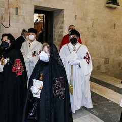 Ieri pomeriggio, 16 marzo si è svolta a Bari nella Basilica di San Nicola il tradizionale Sacro rito della Via Crucis dei Cavalieri e Dame del Santo Sepolcro di Gerusalemme.  La Via Crucis è stata presieduta da S.E. Rev.ma Grand’Uff. Mons. Giuseppe Satriano Arcivescovo Metropolita di Bari-Bitonto e Gran Priore di Luogotenenza insieme a Don Carmine Ladogana, Cerimoniere Ecclesiastico e  Canonico Onorario della Basilica del Santo Sepolcro, alla presenza di S.E. Cav. di Gr. Cr. Prof. Notaio Ferdinando Parente Luogotenente per l’Italia Meridionale Adriatica dell’Ordine Equestre del Santo Sepolcro