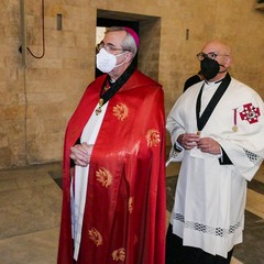 Ieri pomeriggio, 16 marzo si è svolta a Bari nella Basilica di San Nicola il tradizionale Sacro rito della Via Crucis dei Cavalieri e Dame del Santo Sepolcro di Gerusalemme.  La Via Crucis è stata presieduta da S.E. Rev.ma Grand’Uff. Mons. Giuseppe Satriano Arcivescovo Metropolita di Bari-Bitonto e Gran Priore di Luogotenenza insieme a Don Carmine Ladogana, Cerimoniere Ecclesiastico e  Canonico Onorario della Basilica del Santo Sepolcro, alla presenza di S.E. Cav. di Gr. Cr. Prof. Notaio Ferdinando Parente Luogotenente per l’Italia Meridionale Adriatica dell’Ordine Equestre del Santo Sepolcro