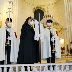 Ieri pomeriggio, 16 marzo si è svolta a Bari nella Basilica di San Nicola il tradizionale Sacro rito della Via Crucis dei Cavalieri e Dame del Santo Sepolcro di Gerusalemme.  La Via Crucis è stata presieduta da S.E. Rev.ma Grand’Uff. Mons. Giuseppe Satriano Arcivescovo Metropolita di Bari-Bitonto e Gran Priore di Luogotenenza insieme a Don Carmine Ladogana, Cerimoniere Ecclesiastico e  Canonico Onorario della Basilica del Santo Sepolcro, alla presenza di S.E. Cav. di Gr. Cr. Prof. Notaio Ferdinando Parente Luogotenente per l’Italia Meridionale Adriatica dell’Ordine Equestre del Santo Sepolcro