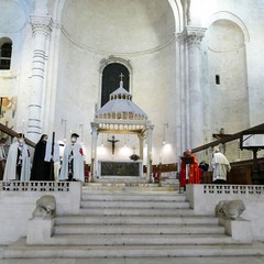 Ieri pomeriggio, 16 marzo si è svolta a Bari nella Basilica di San Nicola il tradizionale Sacro rito della Via Crucis dei Cavalieri e Dame del Santo Sepolcro di Gerusalemme.  La Via Crucis è stata presieduta da S.E. Rev.ma Grand’Uff. Mons. Giuseppe Satriano Arcivescovo Metropolita di Bari-Bitonto e Gran Priore di Luogotenenza insieme a Don Carmine Ladogana, Cerimoniere Ecclesiastico e  Canonico Onorario della Basilica del Santo Sepolcro, alla presenza di S.E. Cav. di Gr. Cr. Prof. Notaio Ferdinando Parente Luogotenente per l’Italia Meridionale Adriatica dell’Ordine Equestre del Santo Sepolcro