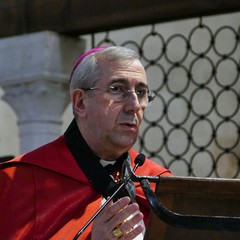 Ieri pomeriggio, 16 marzo si è svolta a Bari nella Basilica di San Nicola il tradizionale Sacro rito della Via Crucis dei Cavalieri e Dame del Santo Sepolcro di Gerusalemme.  La Via Crucis è stata presieduta da S.E. Rev.ma Grand’Uff. Mons. Giuseppe Satriano Arcivescovo Metropolita di Bari-Bitonto e Gran Priore di Luogotenenza insieme a Don Carmine Ladogana, Cerimoniere Ecclesiastico e  Canonico Onorario della Basilica del Santo Sepolcro, alla presenza di S.E. Cav. di Gr. Cr. Prof. Notaio Ferdinando Parente Luogotenente per l’Italia Meridionale Adriatica dell’Ordine Equestre del Santo Sepolcro