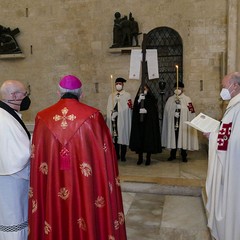 Ieri pomeriggio, 16 marzo si è svolta a Bari nella Basilica di San Nicola il tradizionale Sacro rito della Via Crucis dei Cavalieri e Dame del Santo Sepolcro di Gerusalemme.  La Via Crucis è stata presieduta da S.E. Rev.ma Grand’Uff. Mons. Giuseppe Satriano Arcivescovo Metropolita di Bari-Bitonto e Gran Priore di Luogotenenza insieme a Don Carmine Ladogana, Cerimoniere Ecclesiastico e  Canonico Onorario della Basilica del Santo Sepolcro, alla presenza di S.E. Cav. di Gr. Cr. Prof. Notaio Ferdinando Parente Luogotenente per l’Italia Meridionale Adriatica dell’Ordine Equestre del Santo Sepolcro