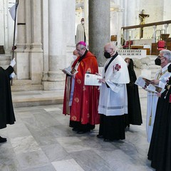 Ieri pomeriggio, 16 marzo si è svolta a Bari nella Basilica di San Nicola il tradizionale Sacro rito della Via Crucis dei Cavalieri e Dame del Santo Sepolcro di Gerusalemme.  La Via Crucis è stata presieduta da S.E. Rev.ma Grand’Uff. Mons. Giuseppe Satriano Arcivescovo Metropolita di Bari-Bitonto e Gran Priore di Luogotenenza insieme a Don Carmine Ladogana, Cerimoniere Ecclesiastico e  Canonico Onorario della Basilica del Santo Sepolcro, alla presenza di S.E. Cav. di Gr. Cr. Prof. Notaio Ferdinando Parente Luogotenente per l’Italia Meridionale Adriatica dell’Ordine Equestre del Santo Sepolcro