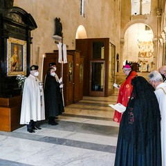 Ieri pomeriggio, 16 marzo si è svolta a Bari nella Basilica di San Nicola il tradizionale Sacro rito della Via Crucis dei Cavalieri e Dame del Santo Sepolcro di Gerusalemme.  La Via Crucis è stata presieduta da S.E. Rev.ma Grand’Uff. Mons. Giuseppe Satriano Arcivescovo Metropolita di Bari-Bitonto e Gran Priore di Luogotenenza insieme a Don Carmine Ladogana, Cerimoniere Ecclesiastico e  Canonico Onorario della Basilica del Santo Sepolcro, alla presenza di S.E. Cav. di Gr. Cr. Prof. Notaio Ferdinando Parente Luogotenente per l’Italia Meridionale Adriatica dell’Ordine Equestre del Santo Sepolcro