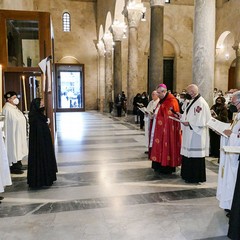 Ieri pomeriggio, 16 marzo si è svolta a Bari nella Basilica di San Nicola il tradizionale Sacro rito della Via Crucis dei Cavalieri e Dame del Santo Sepolcro di Gerusalemme.  La Via Crucis è stata presieduta da S.E. Rev.ma Grand’Uff. Mons. Giuseppe Satriano Arcivescovo Metropolita di Bari-Bitonto e Gran Priore di Luogotenenza insieme a Don Carmine Ladogana, Cerimoniere Ecclesiastico e  Canonico Onorario della Basilica del Santo Sepolcro, alla presenza di S.E. Cav. di Gr. Cr. Prof. Notaio Ferdinando Parente Luogotenente per l’Italia Meridionale Adriatica dell’Ordine Equestre del Santo Sepolcro