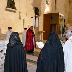 Ieri pomeriggio, 16 marzo si è svolta a Bari nella Basilica di San Nicola il tradizionale Sacro rito della Via Crucis dei Cavalieri e Dame del Santo Sepolcro di Gerusalemme.  La Via Crucis è stata presieduta da S.E. Rev.ma Grand’Uff. Mons. Giuseppe Satriano Arcivescovo Metropolita di Bari-Bitonto e Gran Priore di Luogotenenza insieme a Don Carmine Ladogana, Cerimoniere Ecclesiastico e  Canonico Onorario della Basilica del Santo Sepolcro, alla presenza di S.E. Cav. di Gr. Cr. Prof. Notaio Ferdinando Parente Luogotenente per l’Italia Meridionale Adriatica dell’Ordine Equestre del Santo Sepolcro