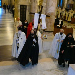 Ieri pomeriggio, 16 marzo si è svolta a Bari nella Basilica di San Nicola il tradizionale Sacro rito della Via Crucis dei Cavalieri e Dame del Santo Sepolcro di Gerusalemme.  La Via Crucis è stata presieduta da S.E. Rev.ma Grand’Uff. Mons. Giuseppe Satriano Arcivescovo Metropolita di Bari-Bitonto e Gran Priore di Luogotenenza insieme a Don Carmine Ladogana, Cerimoniere Ecclesiastico e  Canonico Onorario della Basilica del Santo Sepolcro, alla presenza di S.E. Cav. di Gr. Cr. Prof. Notaio Ferdinando Parente Luogotenente per l’Italia Meridionale Adriatica dell’Ordine Equestre del Santo Sepolcro