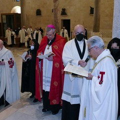 Ieri pomeriggio, 16 marzo si è svolta a Bari nella Basilica di San Nicola il tradizionale Sacro rito della Via Crucis dei Cavalieri e Dame del Santo Sepolcro di Gerusalemme.  La Via Crucis è stata presieduta da S.E. Rev.ma Grand’Uff. Mons. Giuseppe Satriano Arcivescovo Metropolita di Bari-Bitonto e Gran Priore di Luogotenenza insieme a Don Carmine Ladogana, Cerimoniere Ecclesiastico e  Canonico Onorario della Basilica del Santo Sepolcro, alla presenza di S.E. Cav. di Gr. Cr. Prof. Notaio Ferdinando Parente Luogotenente per l’Italia Meridionale Adriatica dell’Ordine Equestre del Santo Sepolcro