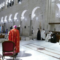 Ieri pomeriggio, 16 marzo si è svolta a Bari nella Basilica di San Nicola il tradizionale Sacro rito della Via Crucis dei Cavalieri e Dame del Santo Sepolcro di Gerusalemme.  La Via Crucis è stata presieduta da S.E. Rev.ma Grand’Uff. Mons. Giuseppe Satriano Arcivescovo Metropolita di Bari-Bitonto e Gran Priore di Luogotenenza insieme a Don Carmine Ladogana, Cerimoniere Ecclesiastico e  Canonico Onorario della Basilica del Santo Sepolcro, alla presenza di S.E. Cav. di Gr. Cr. Prof. Notaio Ferdinando Parente Luogotenente per l’Italia Meridionale Adriatica dell’Ordine Equestre del Santo Sepolcro